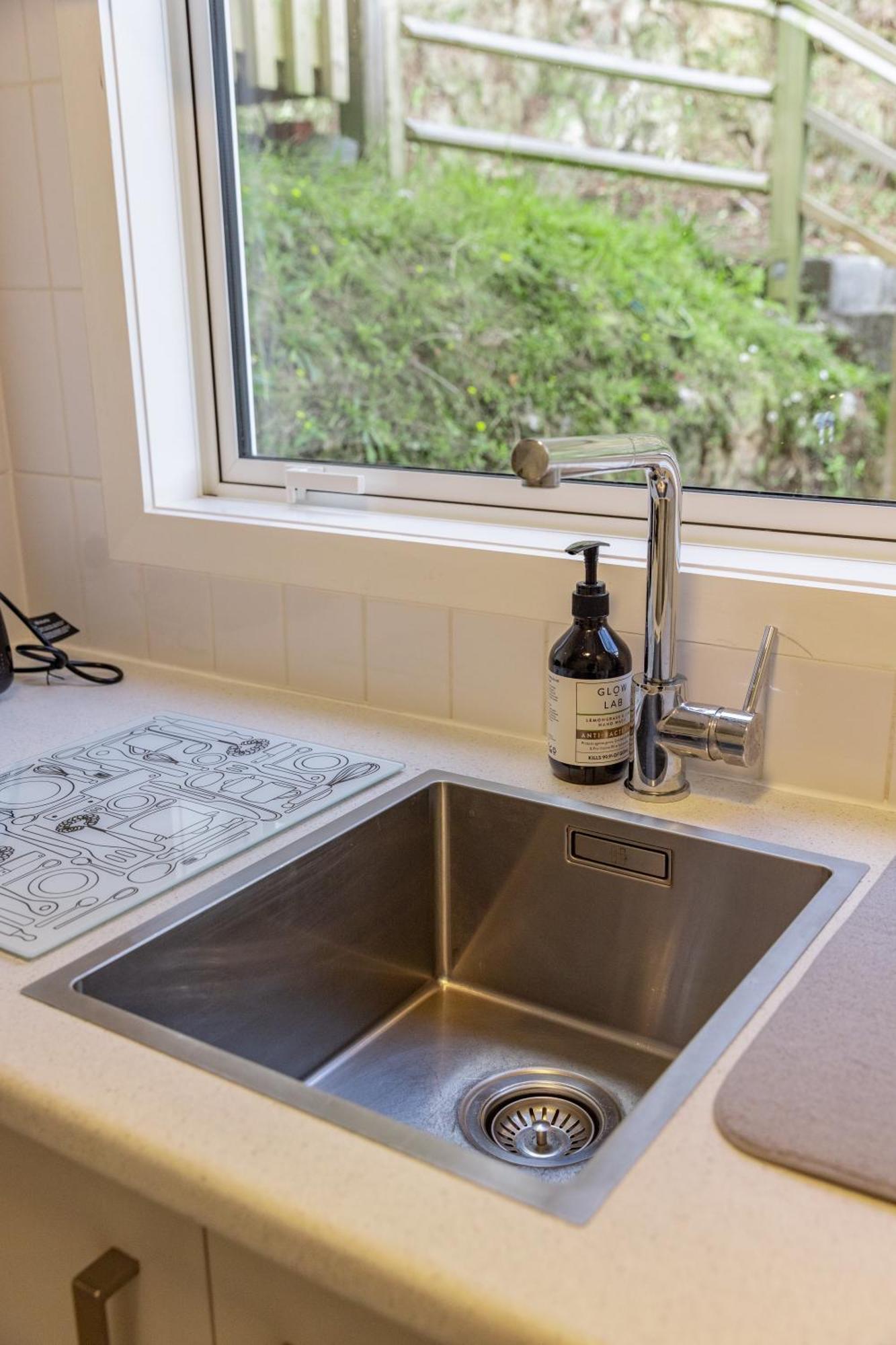Back Garden Flat With Free On Street Parking And Fiber Wifi - 15 Mins To Ferry, Stadium, Cbd Wellington Dış mekan fotoğraf